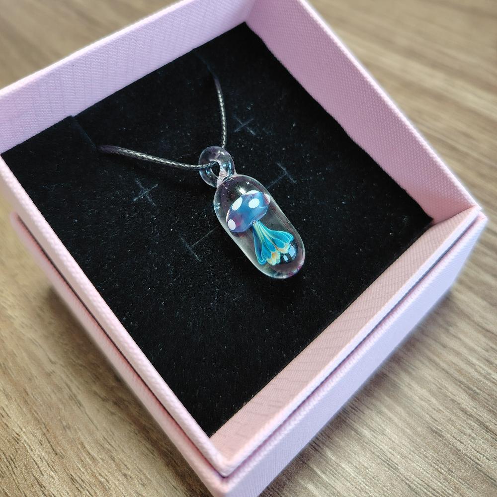 LuminaGlaze Jellyfish Glass Pendant Handmade Ocean Charm Necklace Pendant 4.5 x 1.3 cm Gift for Women, Chain Not Included – product image 8