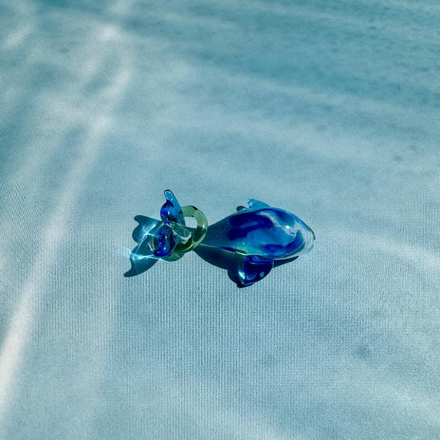 LuminaGlaze · Ciondolo in vetro artistico a forma di balena — tono blu, finitura sfumata, finitura traslucida · immagine prodotto 1